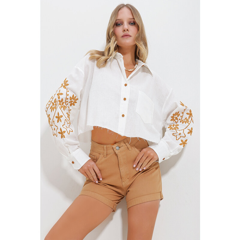 Trend Alaçatı Stili Women's White Embroidered Sleeves Single Pocket Crop Shirt