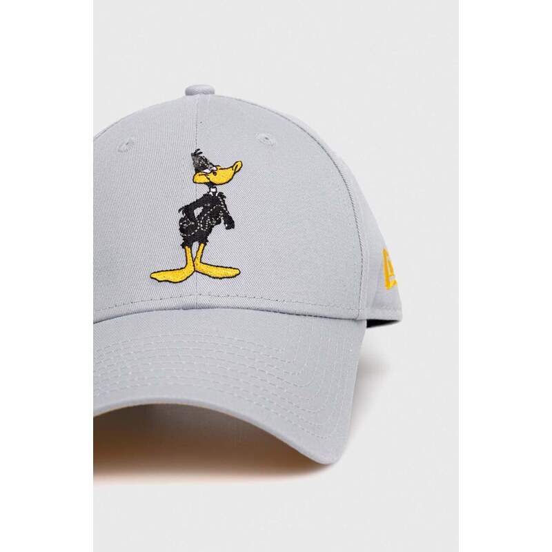 Bavlněná baseballová čepice New Era DAFFY DUCK šedá barva, s aplikací