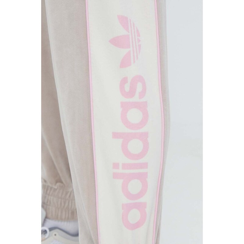 Velurové teplákové kalhoty adidas Originals béžová barva, s potiskem, IR5274