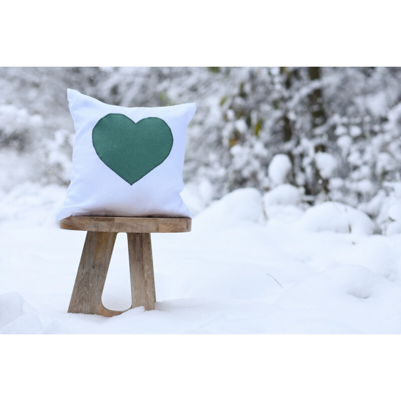 Nelly Lněný dekorativní povlak na polštář - srdce zelené na bílém