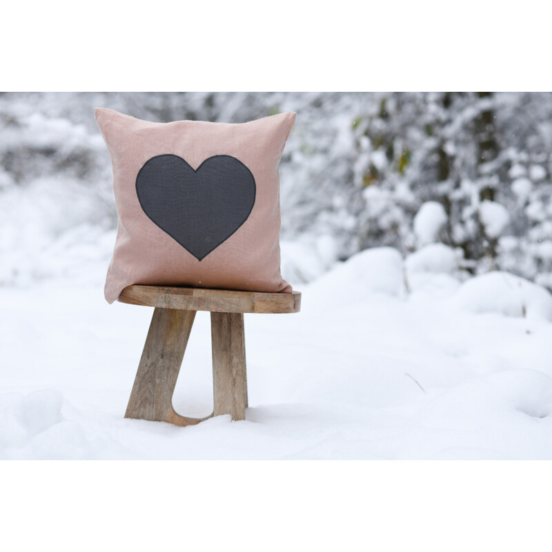 Nelly Lněný dekorativní povlak na polštář - světle růžová s šedým srdcem