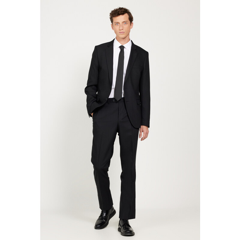 ALTINYILDIZ CLASSICS Men's Black Regular Fit Wide Cut Monocollar Dobby Suit.