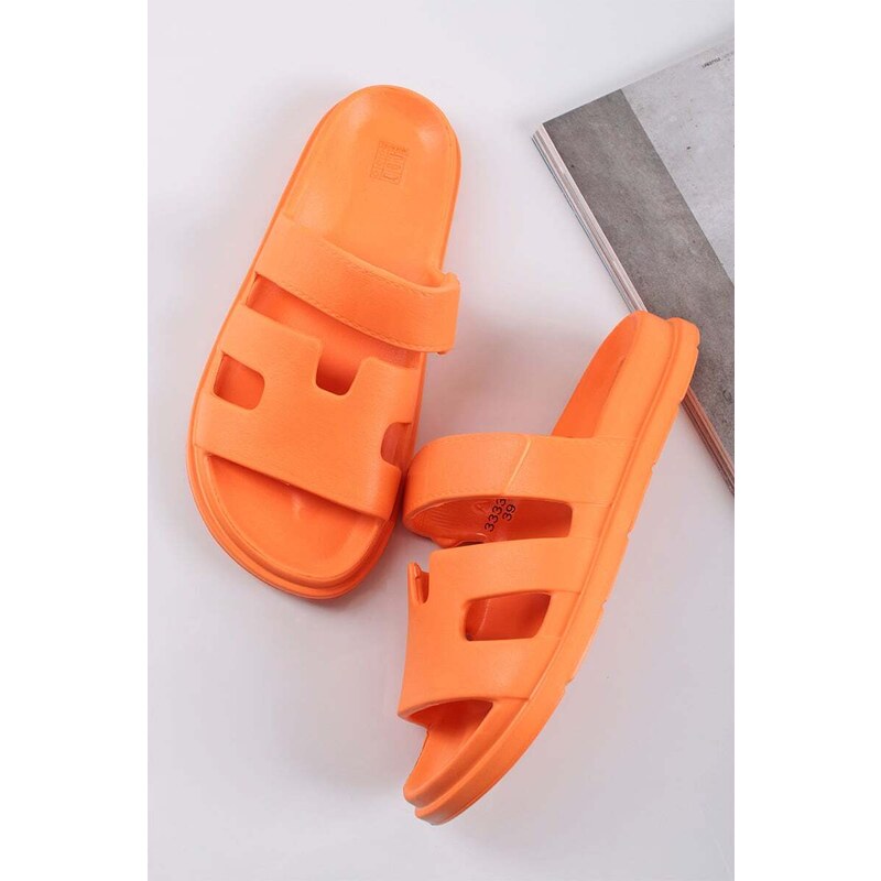 Mulanka Oranžové pryžové pantofle Babs