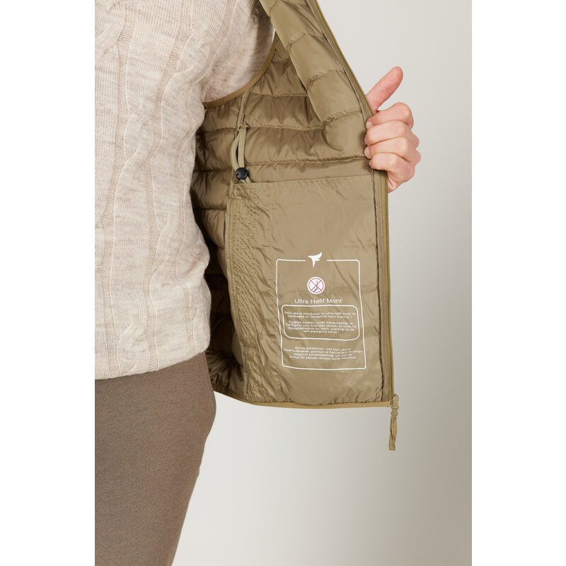 AC&Co / Altınyıldız Classics Men's Green Inflatable Windproof Warm Fiber Ultra Light Vest with Portable Bag