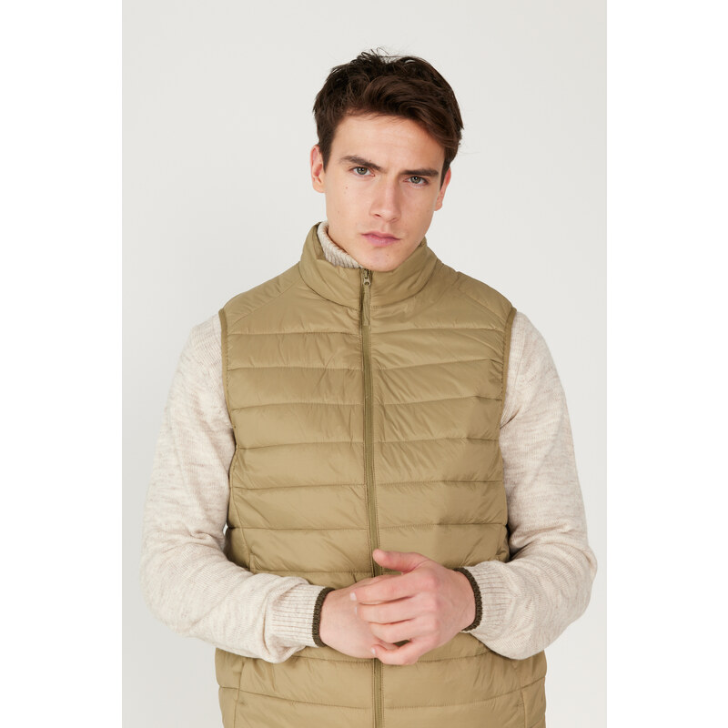 AC&Co / Altınyıldız Classics Men's Green Inflatable Windproof Warm Fiber Ultra Light Vest with Portable Bag