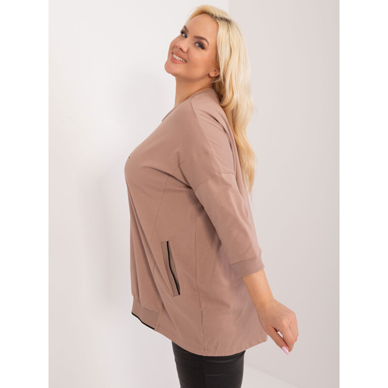 Fashionhunters Tmavě béžová halenka plus size s nápisem