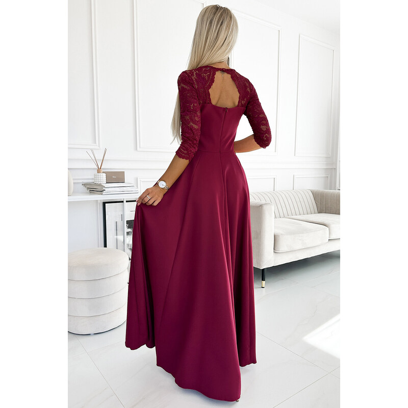 Elegantní dlouhé dámské maxi šaty ve vínové bordó barvě s krajkovým výstřihem model 19047931 - numoco