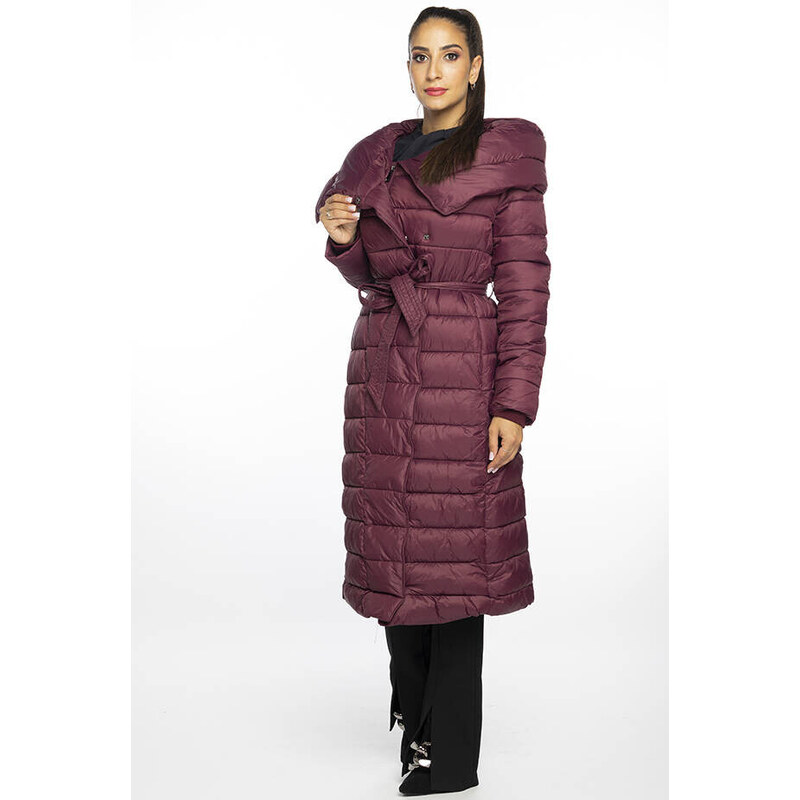 Prošívaný kabát ve vínové bordó barvě s vysokým stojáčkem a kapucí Ann Gissy (AG1-J9062)