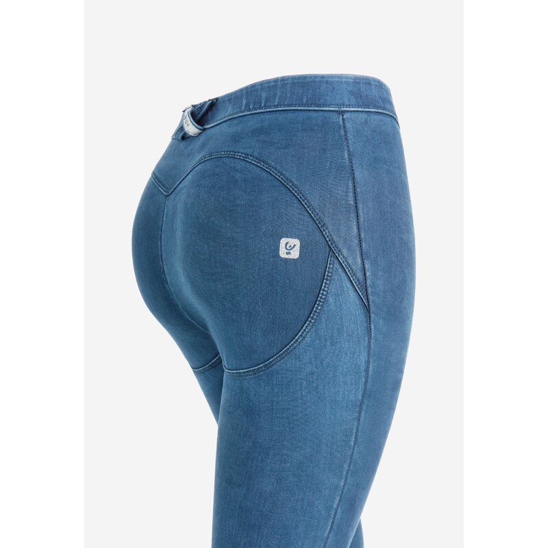 WR.UP CORE legíny - střední pas ve světle modrém denim lyocell materiálu, modré prošití