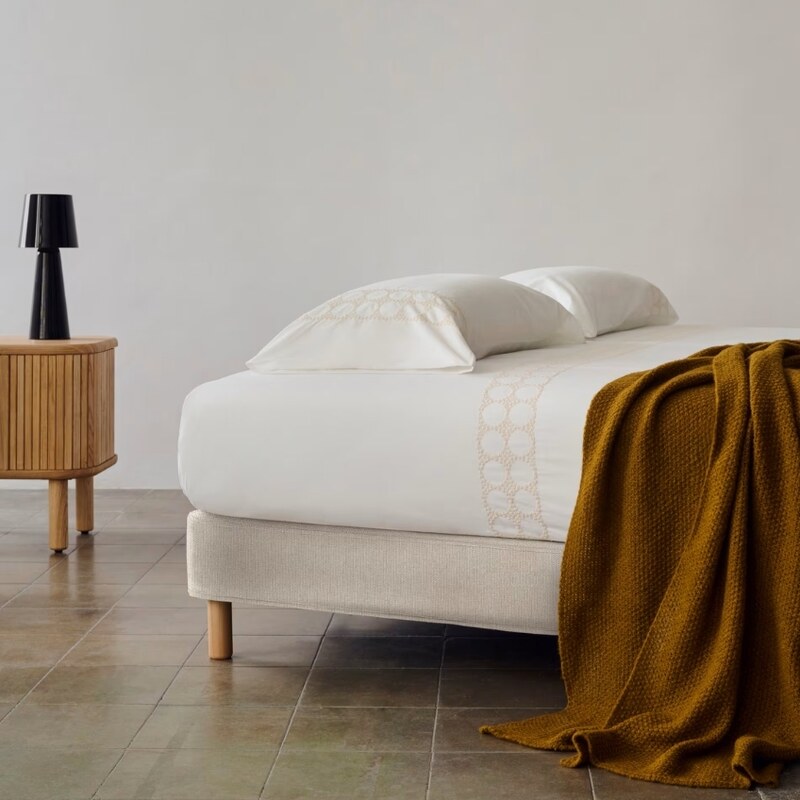 Béžová čalouněná dvoulůžková postel Kave Home Ofelia 150 x 190 cm