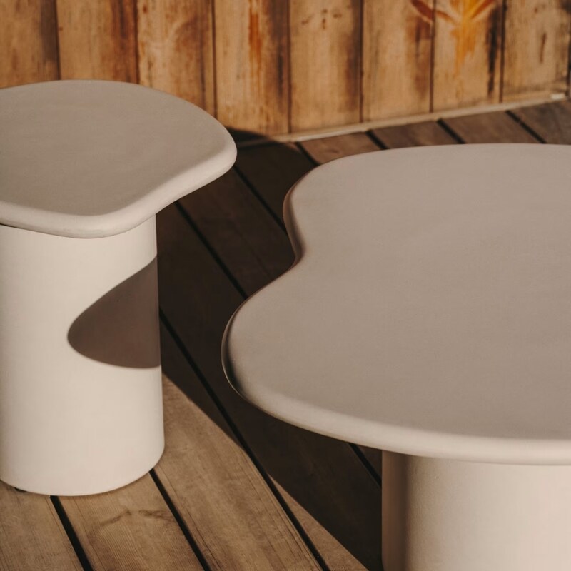 Bílý cementový zahradní stolek Kave Home Macarella 48 x 47 cm