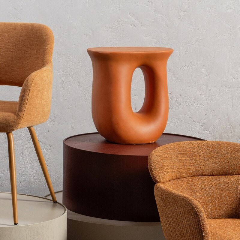 Hoorns Oranžový keramický odkládací stolek Maysan 41 x 31 cm