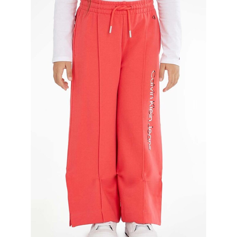 Dětské bavlněné tepláky Calvin Klein Jeans červená barva, s potiskem