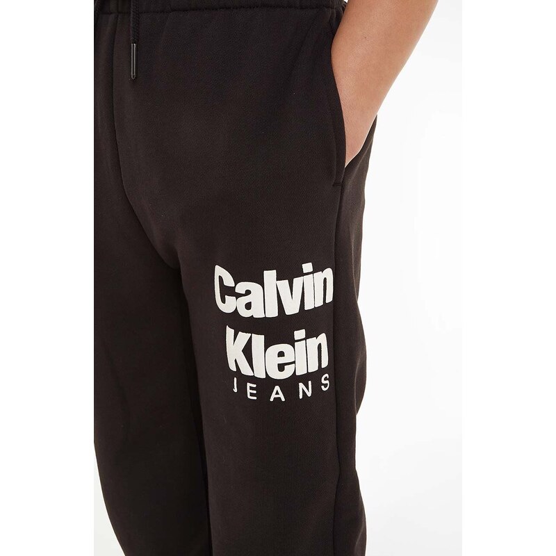 Dětské tepláky Calvin Klein Jeans černá barva, s potiskem