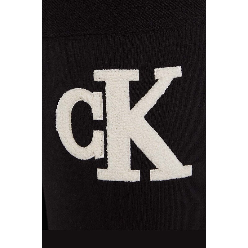 Dětské bavlněné tepláky Calvin Klein Jeans černá barva, s aplikací