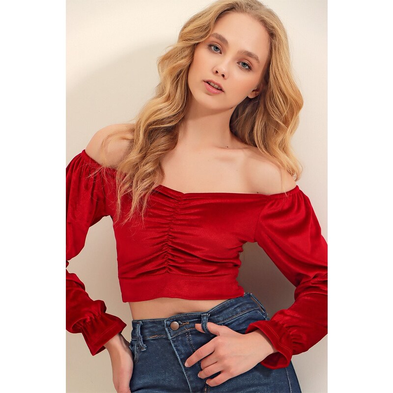 Trend Alaçatı Stili Women's Red Crew Neck Velvet Crop Top With Smocking