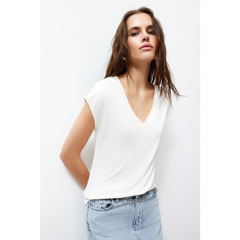 Trendyol Ecru Viscose/Soft Fabric Fitted/Fitted Moon Sleeve V Neck Flexible Knitted Blouse