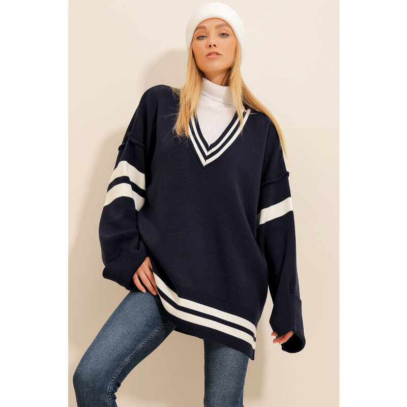 Trend Alaçatı Stili Women's Navy Blue V-Neck Stripe Blocked Side Slits Oversize Sweater
