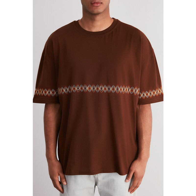 Trendyol Brown Oversize/Wide-Fit Embroidered 100% Cotton T-Shirt