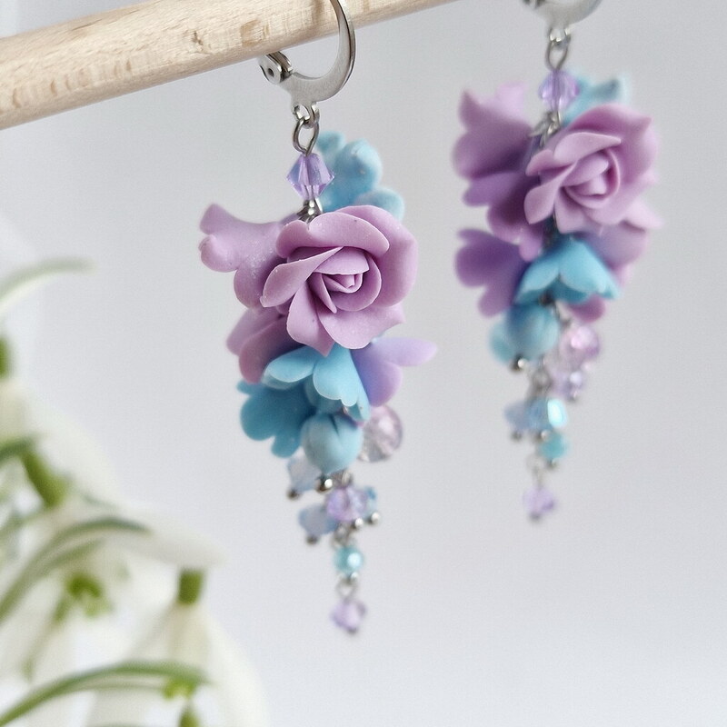 Mairi Maya - květinové náušnice s růžemi modro-fialové