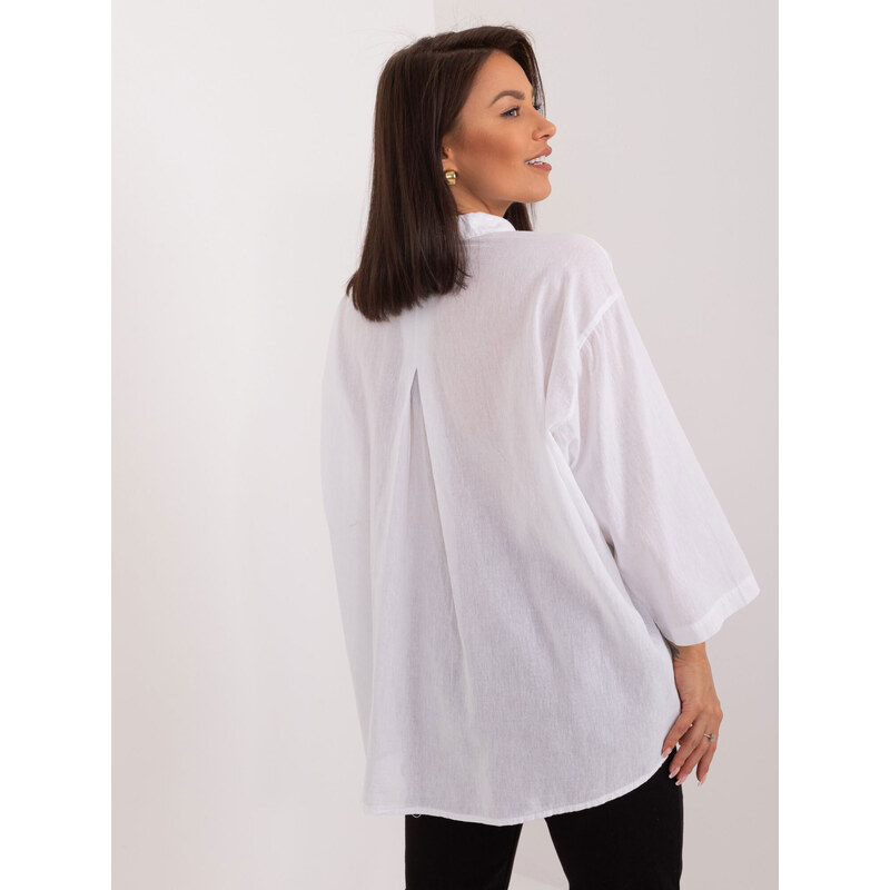 Fashionhunters Bílá dámská oversize košile s výstřihem
