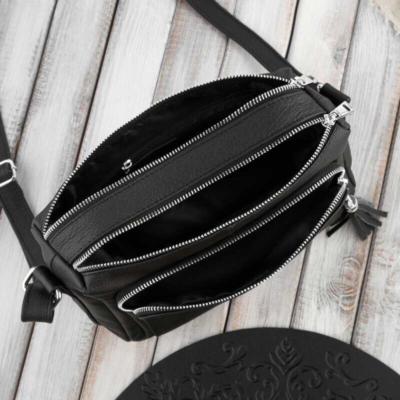 Kabelky od Hraběnky Dámská tříkomorová taška přes rameno PERUZZI; černá se stříbrným kovaním