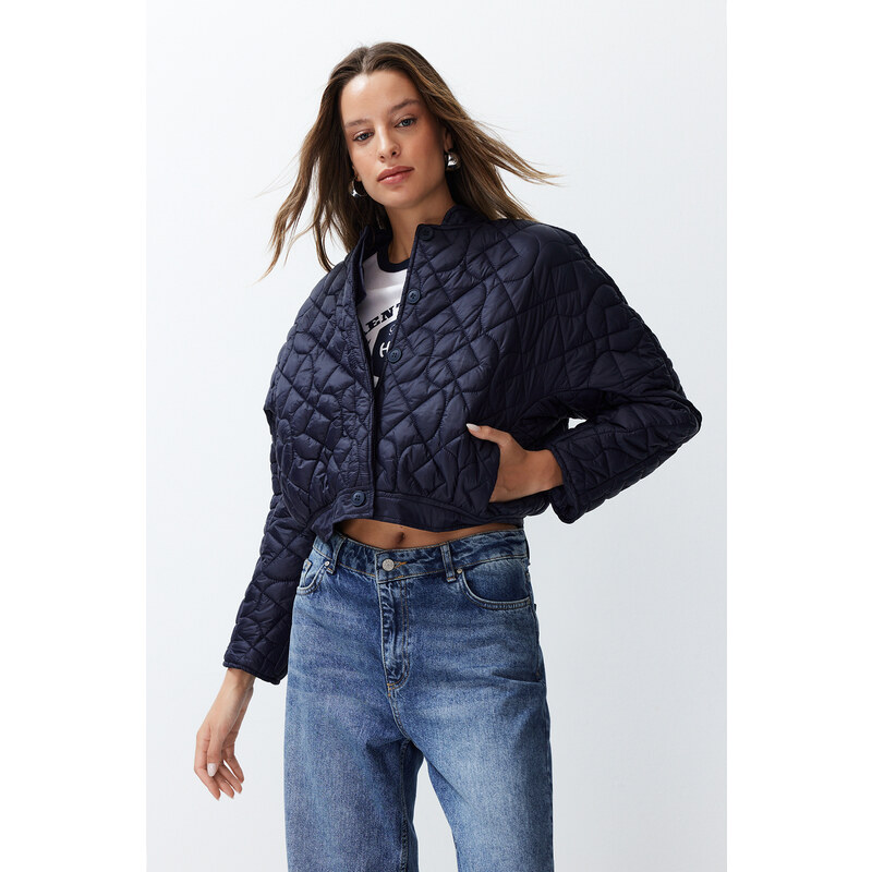 Trendyol námořnicky modrý oversize prošívaný kabát s geometrickým 115036829