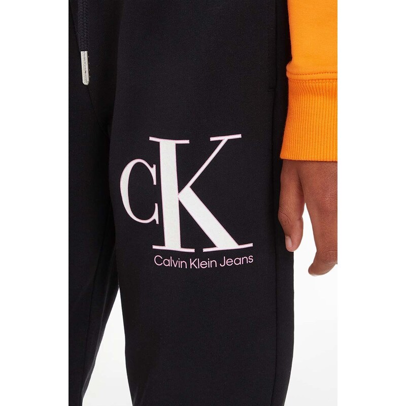 Dětské tepláky Calvin Klein Jeans černá barva, vzorované