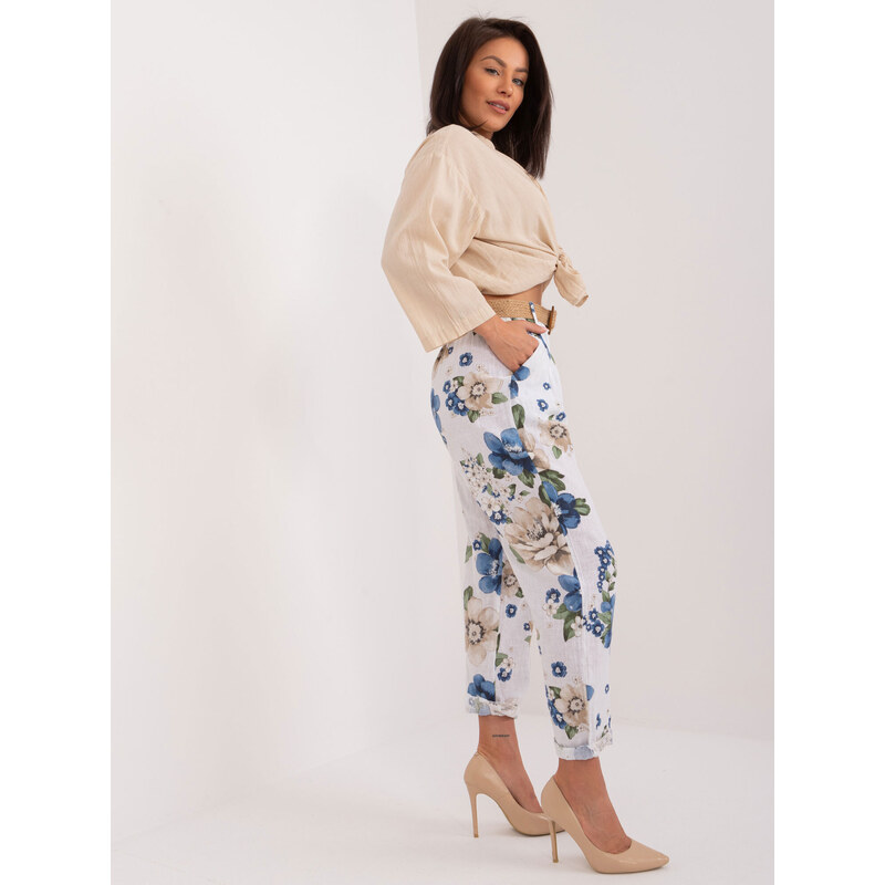 Fashionhunters Bílé dámské látkové kalhoty s květinami