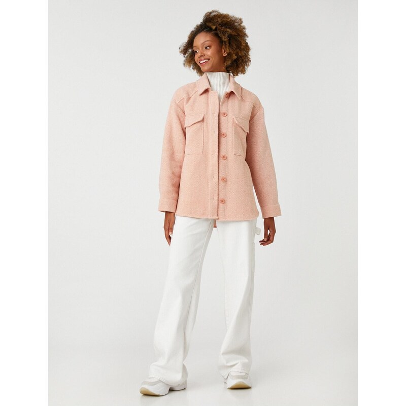 Oversize bunda Koton s košilovým límcem s dlouhým rukávem, s kapsami detailně.