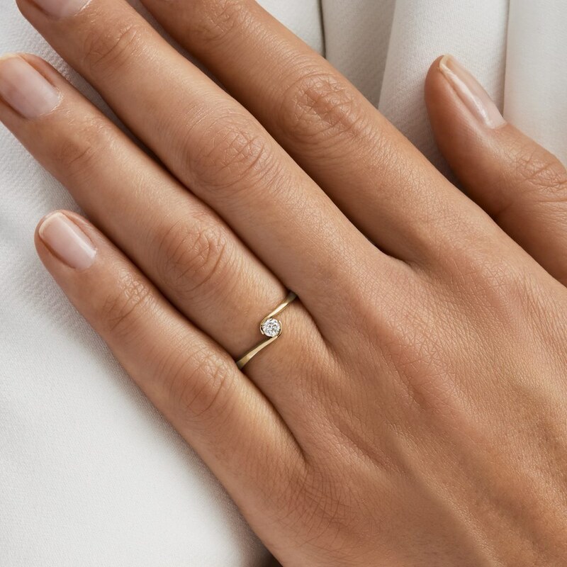 Asymetrický prsten ve žlutém zlatě s briliantem KLENOTA K0506013