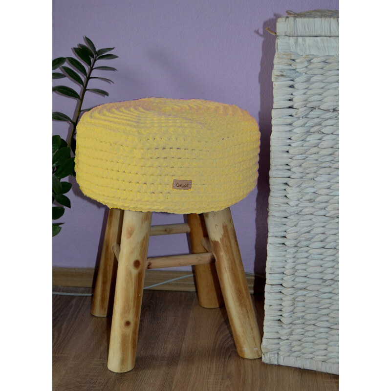 vekadesign stolička s háčkovaným potahem