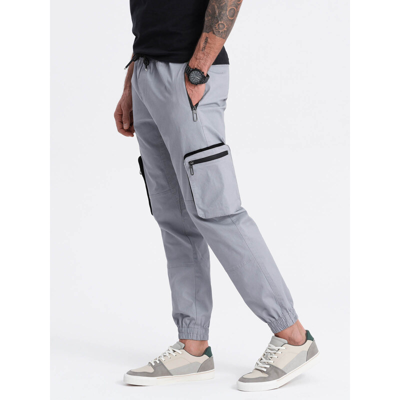 Ombre Clothing Pánské kalhoty JOGGER se stojáčkem a cargo kapsami na zip - světle šedé V8 OM-PAJO-0135