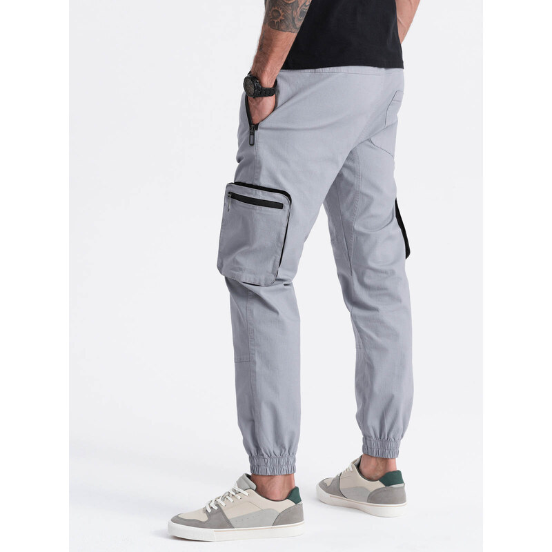 Ombre Clothing Pánské kalhoty JOGGER se stojáčkem a cargo kapsami na zip - světle šedé V8 OM-PAJO-0135