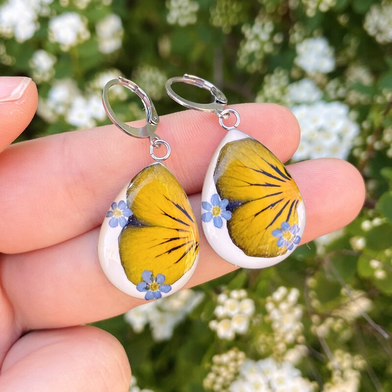 Victoria's fields Šperk z pravých květin - Náušnice Motýlí louka