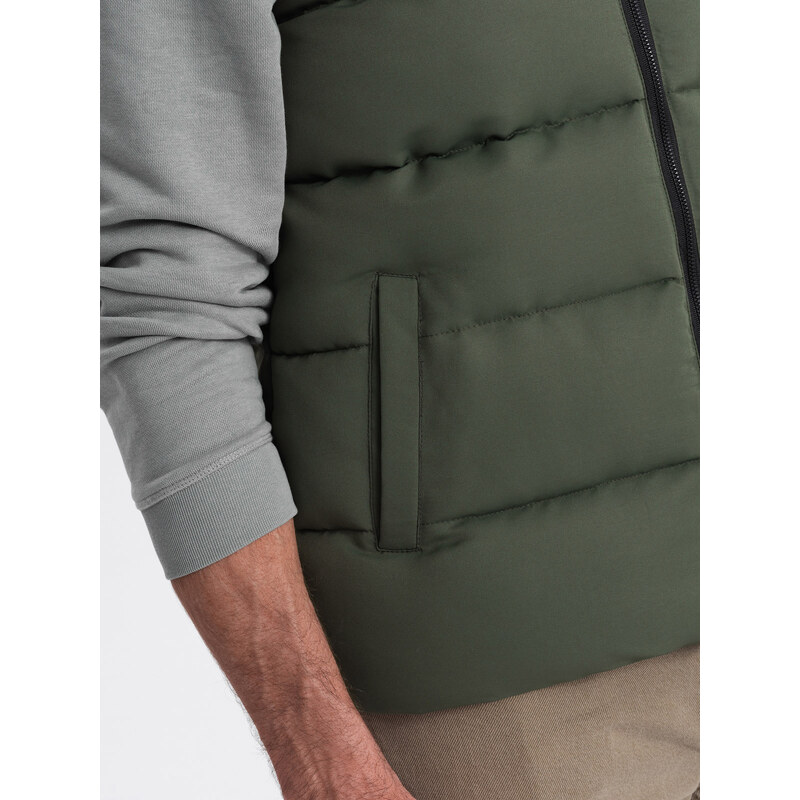 Ombre Clothing Pánská prošívaná bunda bez rukávů v kontrastních barvách - olivová V4 OM-JAVJ-0161