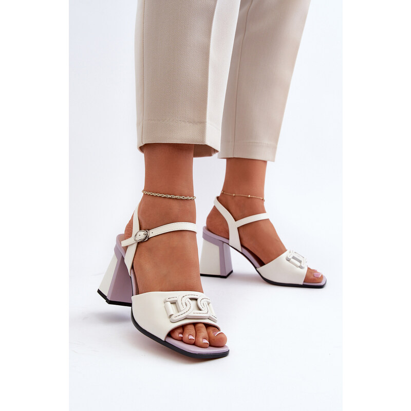 Kesi Elegantní sandály na vysokém podpatku s ozdobou, bílé D&A