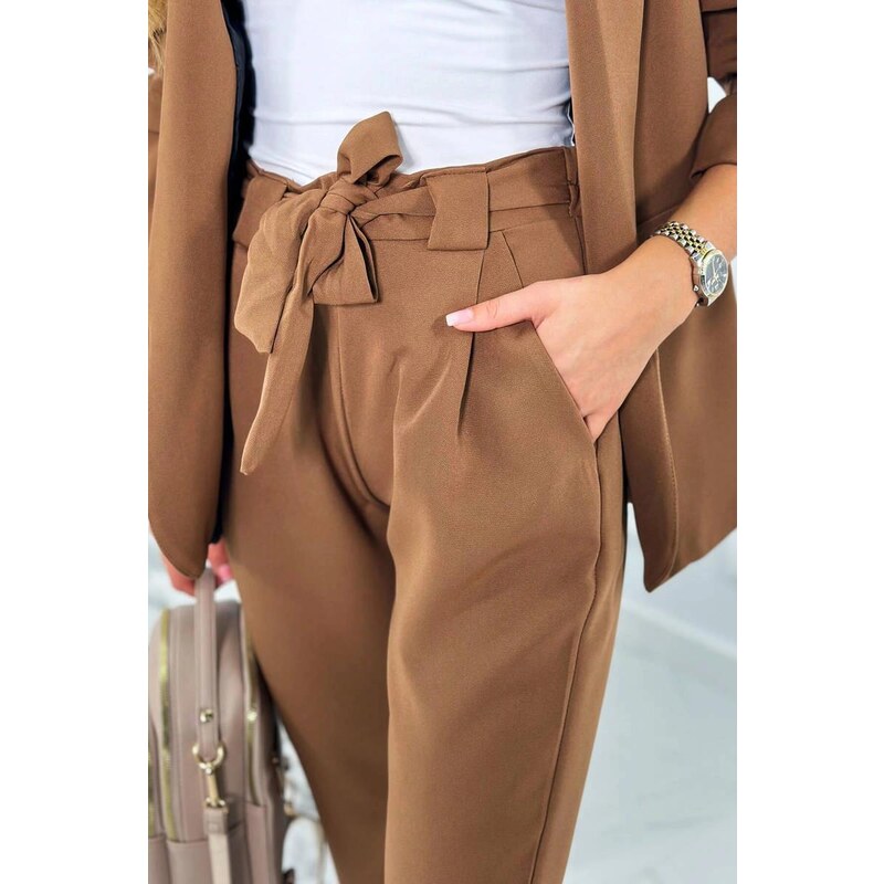 MladaModa Elegantní souprava saka a kalhot s mašlí vpředu model 9968K barva cappuccino