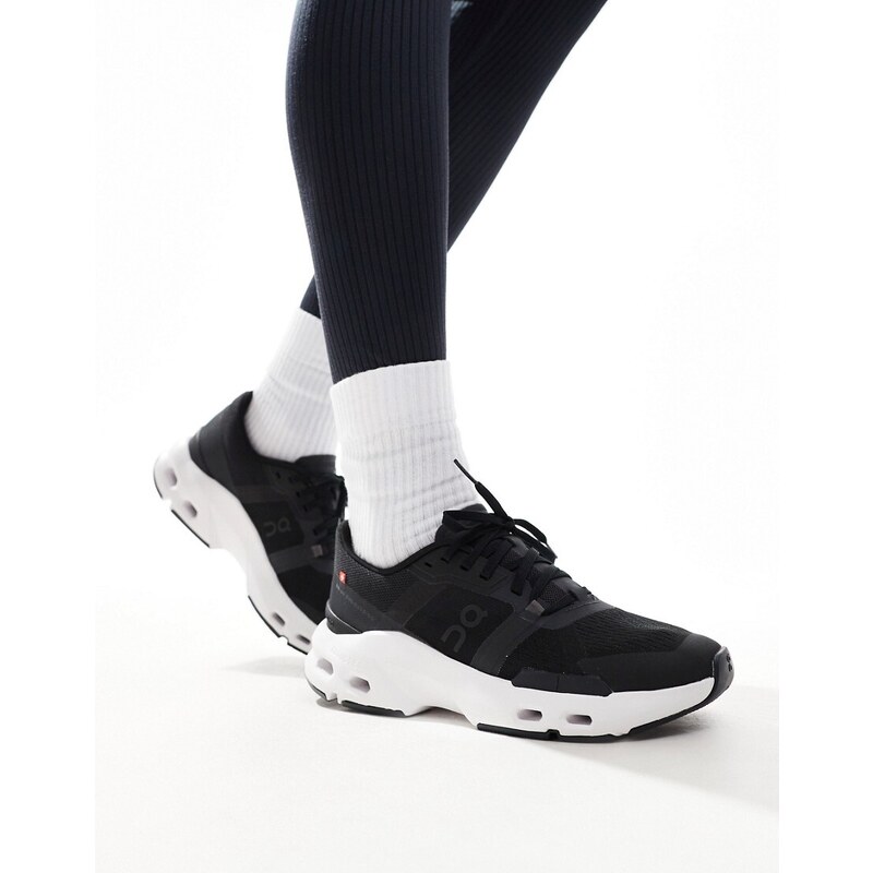 ON Cloudpulse training trainers in black and white 97956949