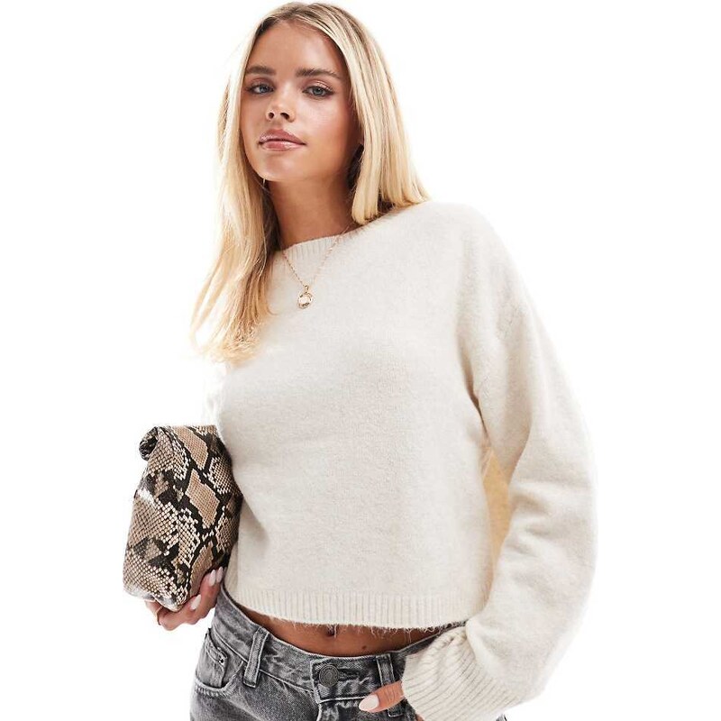 Vero Moda Petite round neck knitted jumper in cream-White 100131935