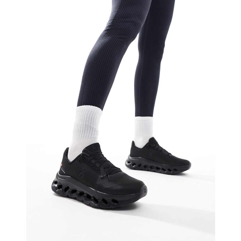 ON Cloudtilt all day trainers in all black