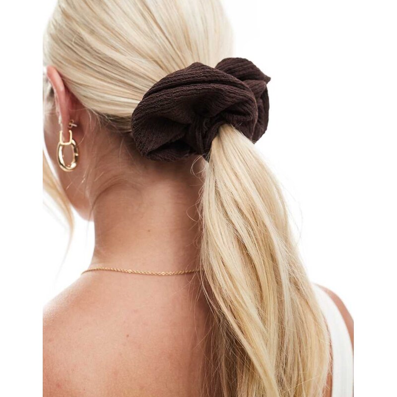 Sui Ava Zig-Zag scrunchie in chocolate-Brown