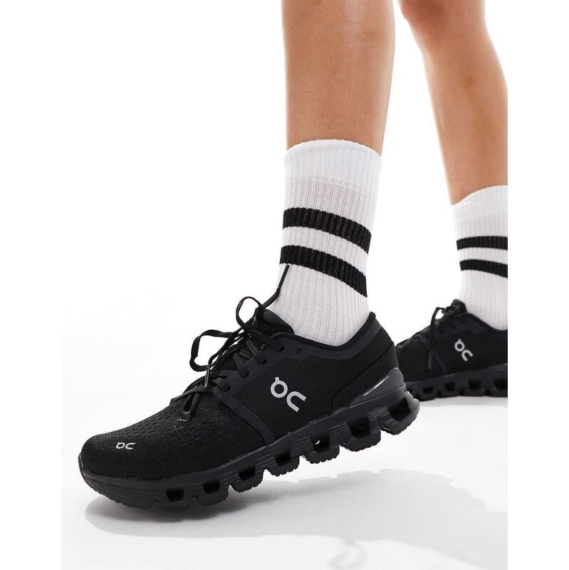 ON Cloud X 4 training trainers in all black
