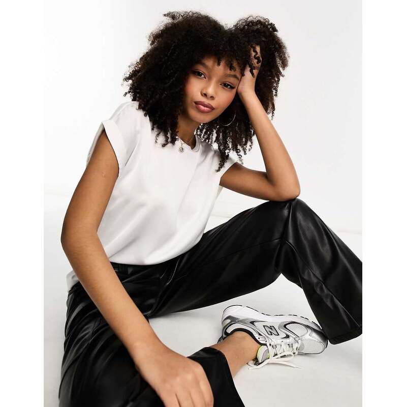 Vila satin front top in white