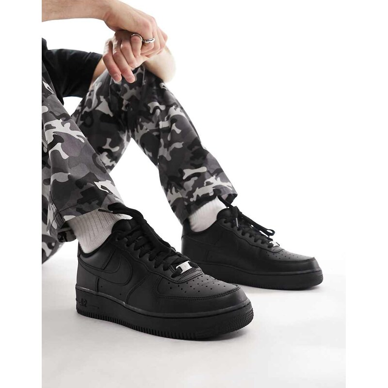 Nike Air Force 1 07 trainers in triple black
