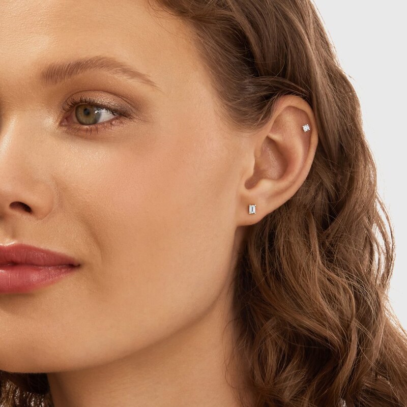 Single náušnice s emerald diamantem v bílém 14k zlatě KLENOTA