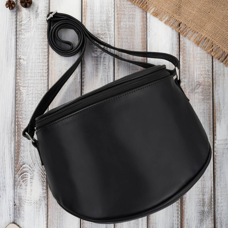 Prostorná kožená crossbody kabelka Kabelky od Hraběnky; černá