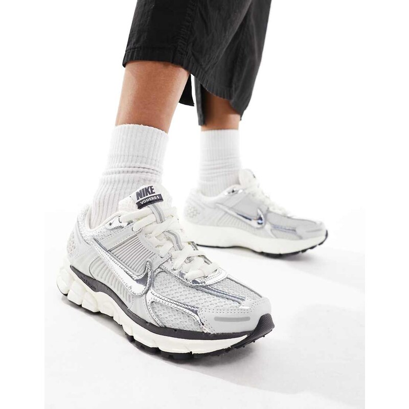 Nike Zoom Vomero 5 trainers in silver metallic-Grey