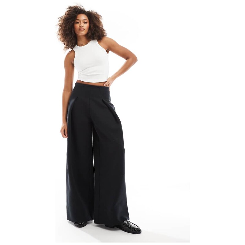 Nike Tech Fleece high waisted pleated joggers in black