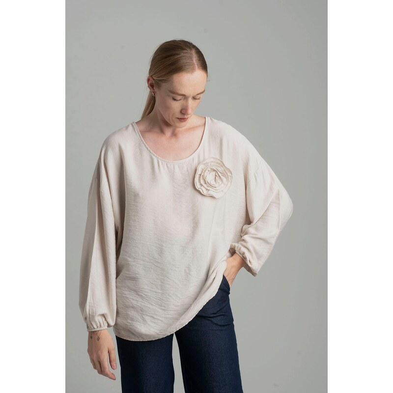 FASHION Beige oversize blouse with a decorative flower